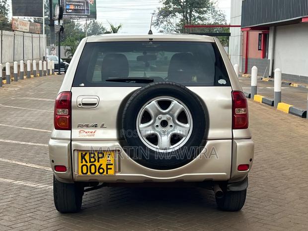 Toyota RAV4 2005 Gold