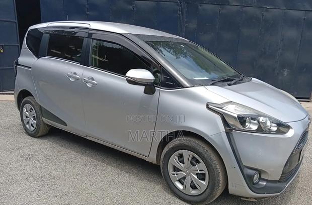 Toyota Sienta 2016 Silver
