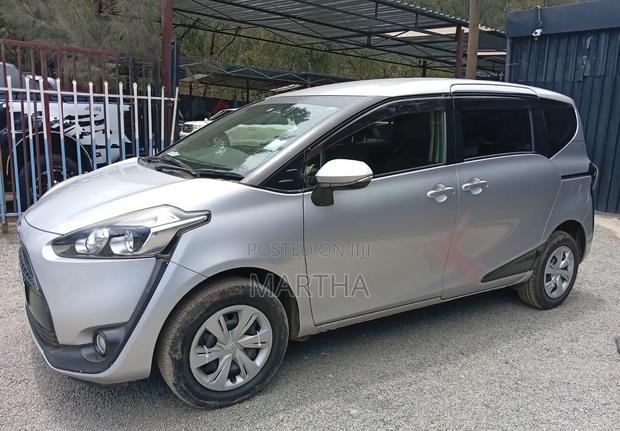 Toyota Sienta 2016 Silver
