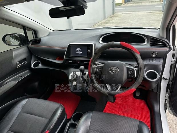 Toyota Sienta 1.5 FWD 2016 Silver