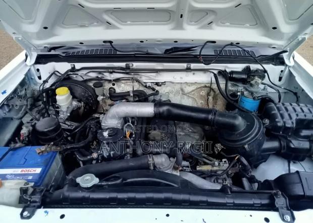 Nissan Hardbody 2009 White