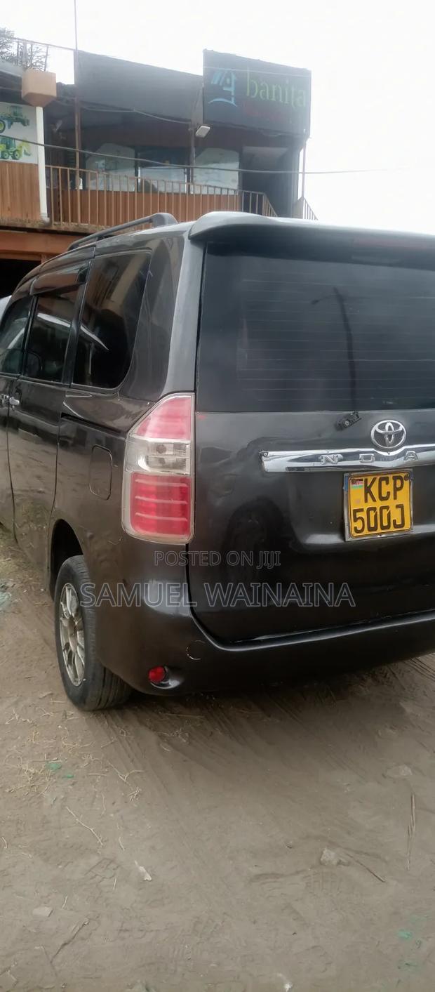 Toyota Noah 2.0 143hp AWD (7 Seater) 2013 Black