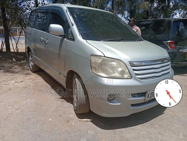 Toyota Noah 2.0 143hp FWD (7 Seater) 2009 Silver