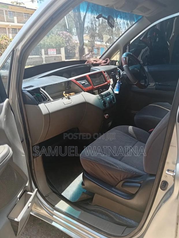 Toyota Noah 2.0 143hp FWD (7 Seater) 2009 Silver