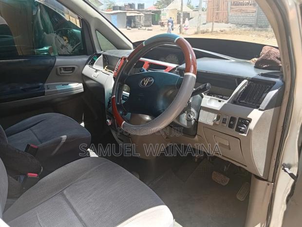 Toyota Noah 2.0 143hp FWD (7 Seater) 2009 Silver