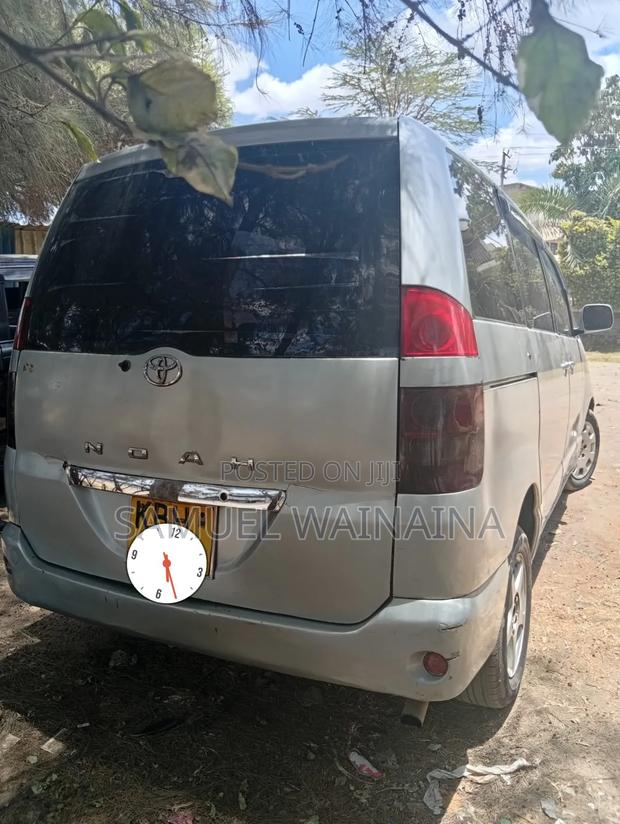 Toyota Noah 2.0 143hp FWD (7 Seater) 2009 Silver