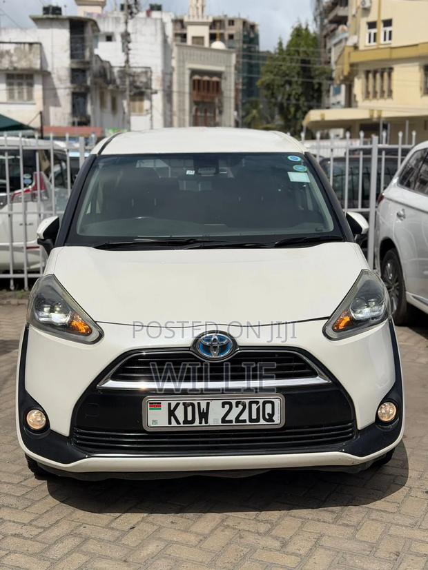 Toyota Sienta 2018 White