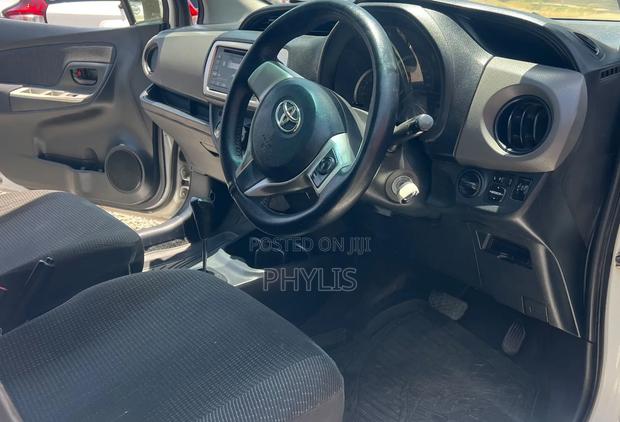 Toyota Vitz 1.3 FWD 5dr 2013 White