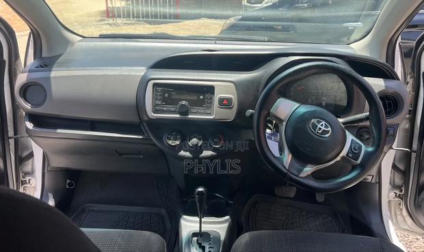 Toyota Vitz 1.3 FWD 5dr 2013 White