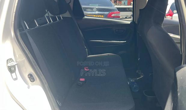 Toyota Vitz 1.3 FWD 5dr 2013 White