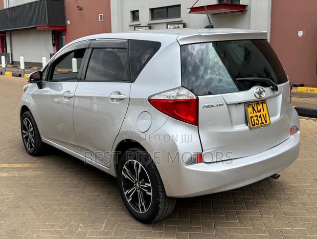 Toyota Ractis 1.5 FWD 2012 Silver
