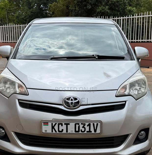 Toyota Ractis 1.5 AWD 2012 Silver