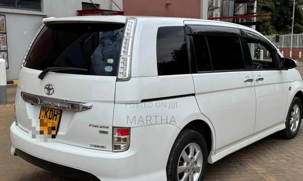 Toyota ISIS 2014 White