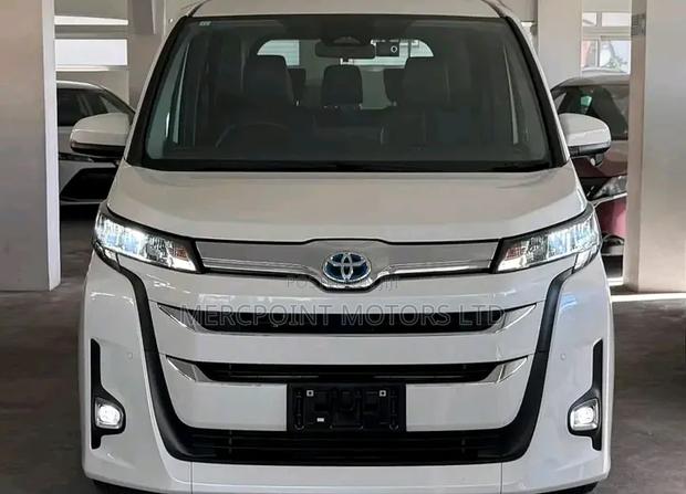 Toyota Noah 2021 Off white