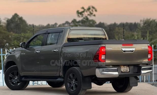 Toyota Hilux 2021 Gray