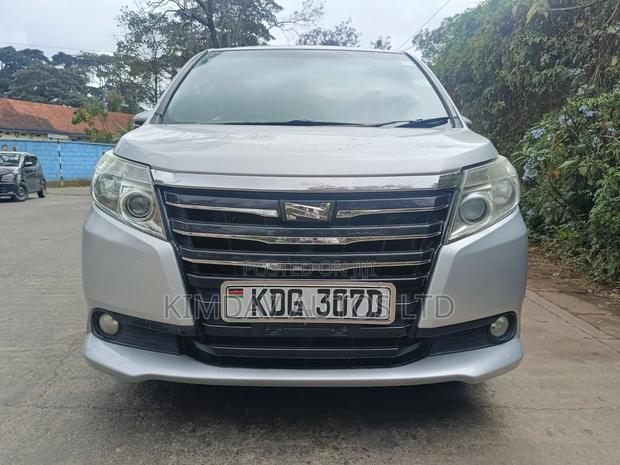 Toyota Noah 2.0 FWD (8 Seater) 2015 Silver
