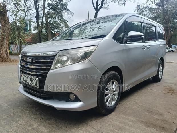 Toyota Noah 2.0 FWD (8 Seater) 2015 Silver