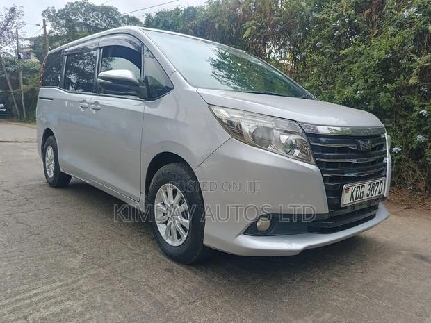 Toyota Noah 2.0 FWD (8 Seater) 2015 Silver