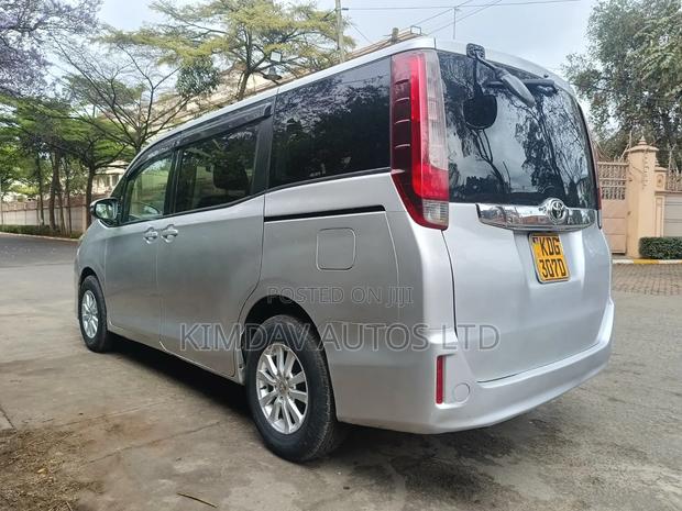 Toyota Noah 2.0 FWD (8 Seater) 2015 Silver