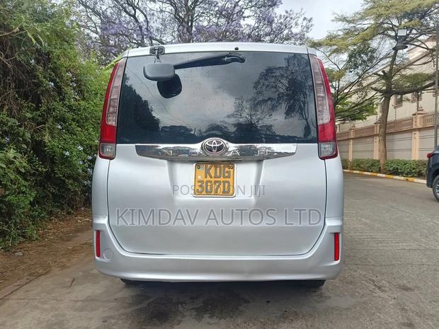 Toyota Noah 2.0 FWD (8 Seater) 2015 Silver