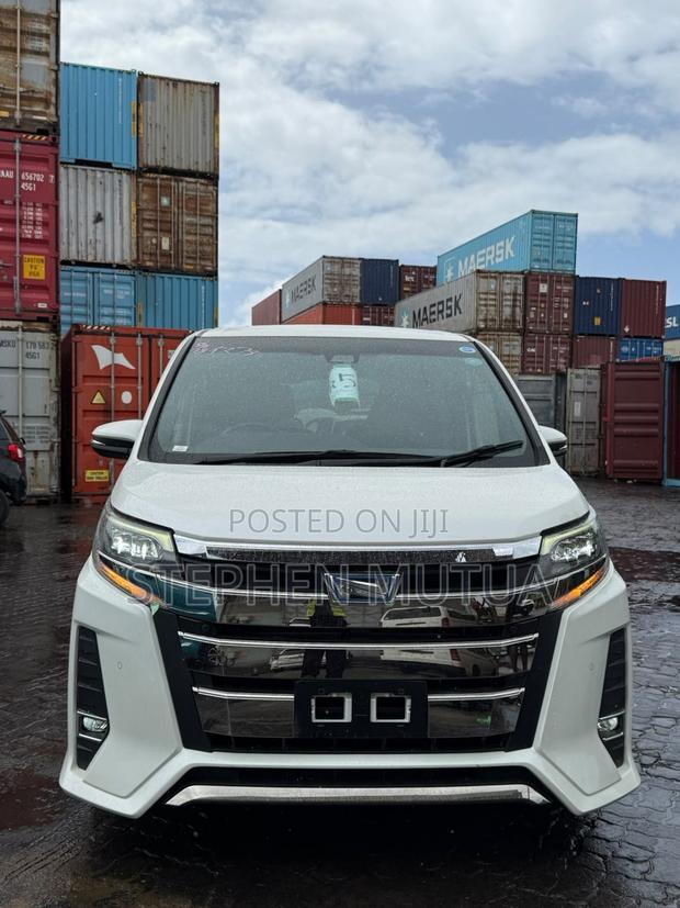 Toyota Noah 1.8 FWD Hybrid (7 seater) 2019 White