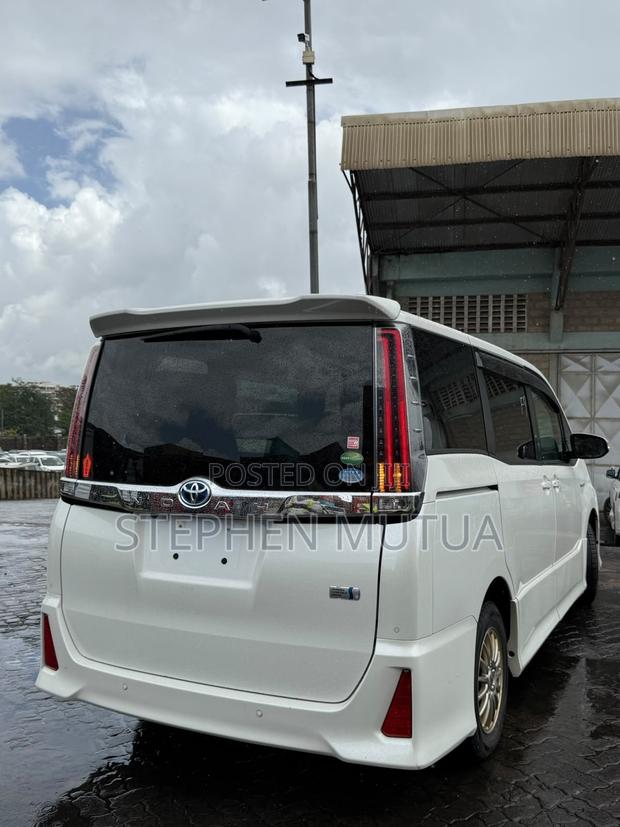 Toyota Noah 1.8 FWD Hybrid (7 seater) 2019 White