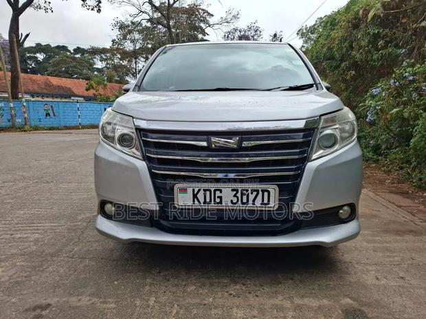 Toyota Noah 2.0 FWD (8 Seater) 2015 Silver