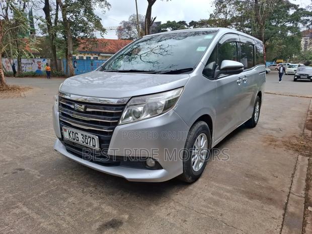 Toyota Noah 2.0 FWD (8 Seater) 2015 Silver