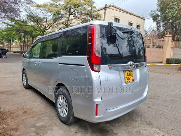 Toyota Noah 2.0 FWD (8 Seater) 2015 Silver