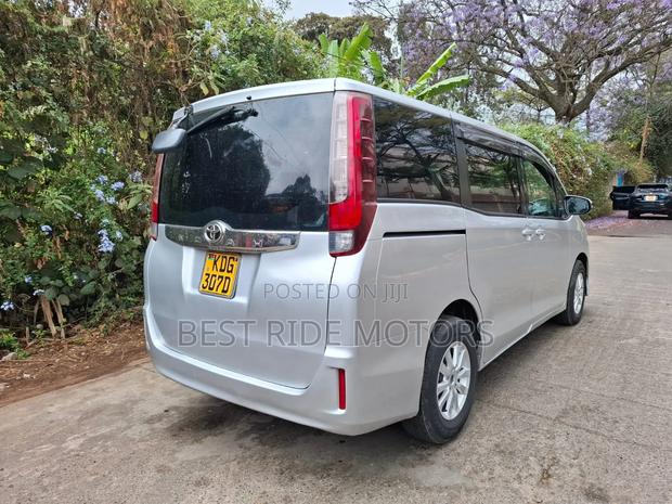 Toyota Noah 2.0 FWD (8 Seater) 2015 Silver