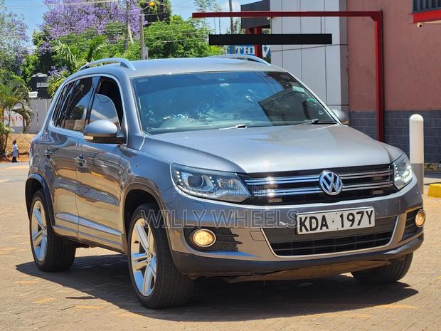 Volkswagen Tiguan S 4Motion 4dr SUV AWD (2.0L 4cyl Turbo 6A) 2015 Gray