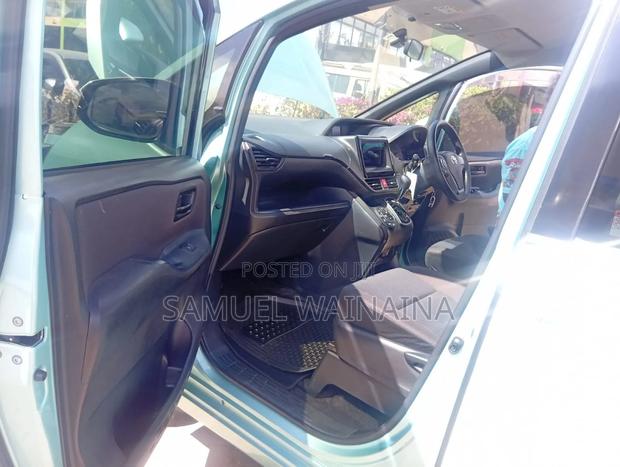 Toyota Voxy V 2WD 7-Seater 2017 Blue