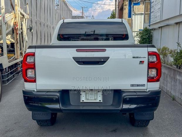 Toyota Hilux 2023 White