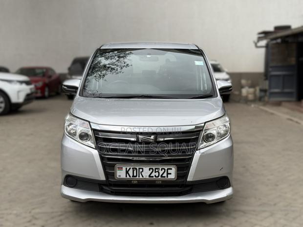 Toyota Noah 2017 Silver