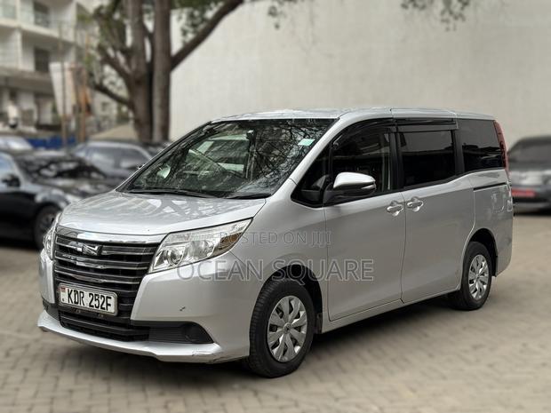 Toyota Noah 2017 Silver