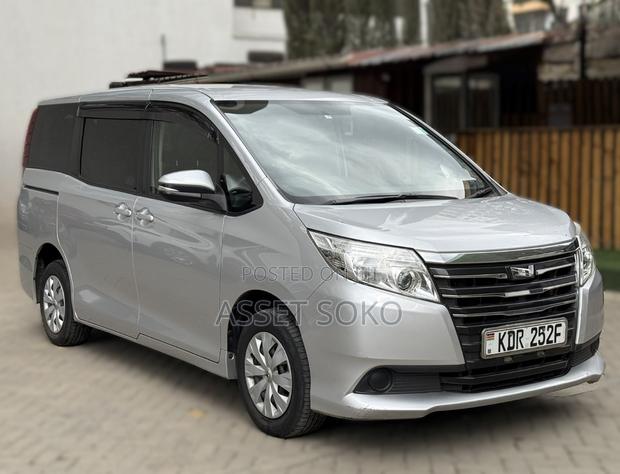 Toyota Noah 2017 Silver