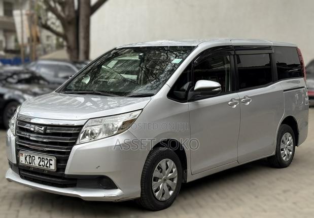 Toyota Noah 2017 Silver