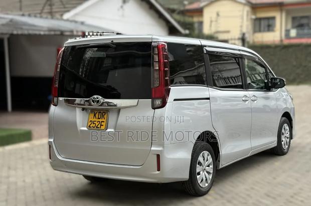 Toyota Noah 2.0 FWD (8 Seater) 2017 Silver
