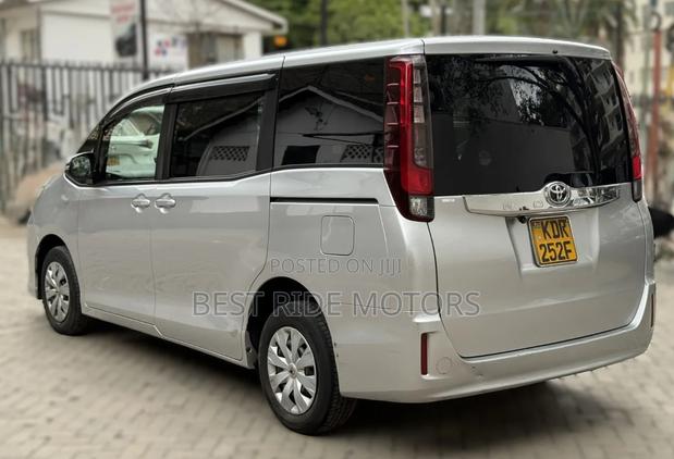 Toyota Noah 2.0 FWD (8 Seater) 2017 Silver