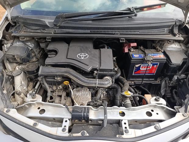 Toyota Vitz 1.0 FWD 5dr 2014 Silver