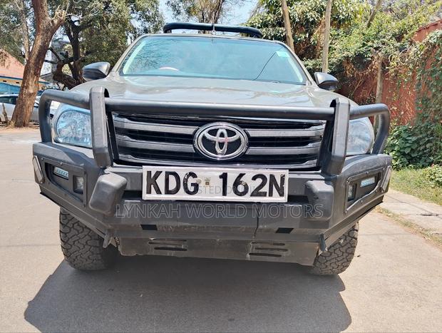 Toyota Hilux 2021 Gray