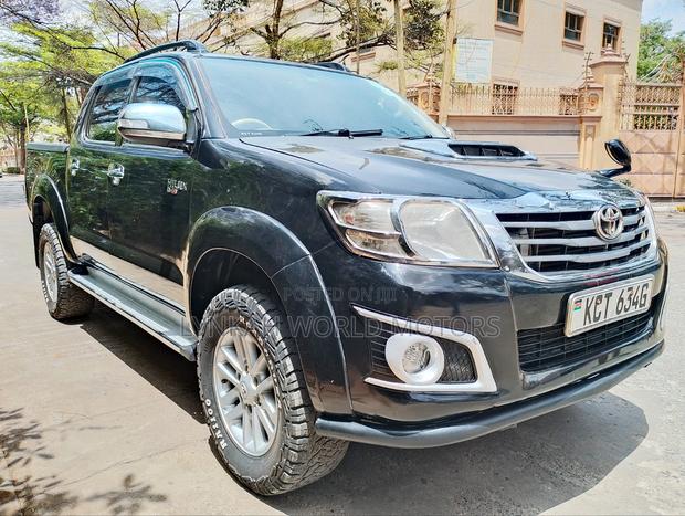 Toyota Hilux 2012 Gray