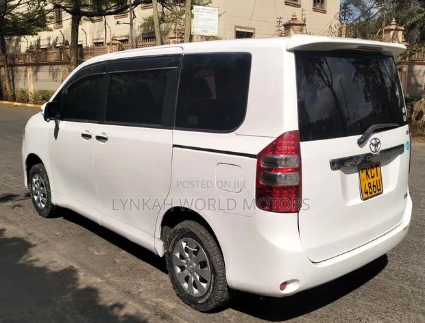Toyota Noah 2012 Off white