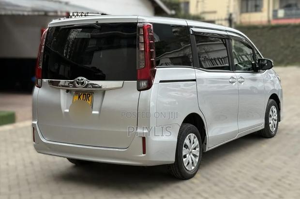 Toyota Noah 2017 Silver