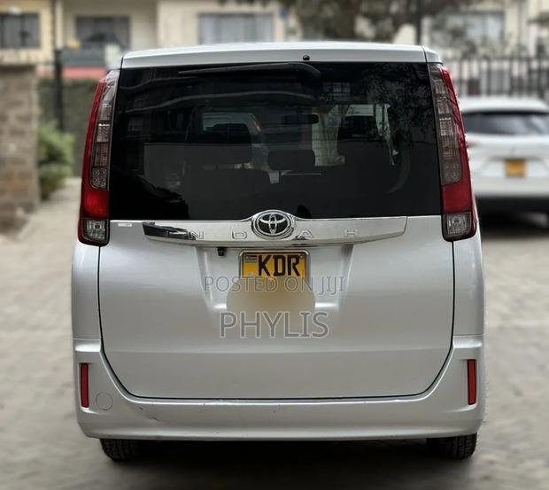 Toyota Noah 2017 Silver