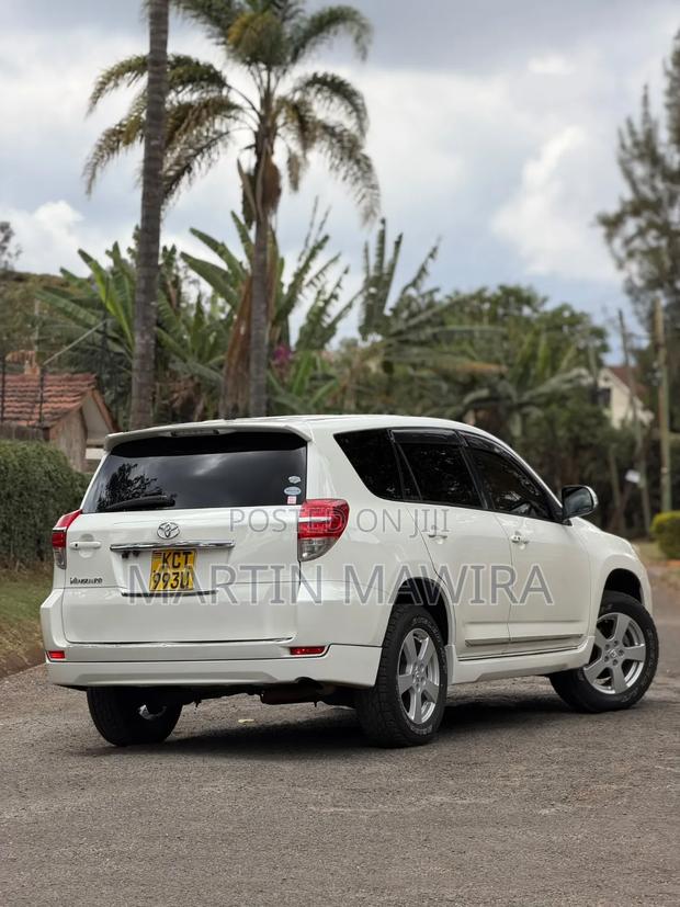 Toyota Vanguard 2012 White