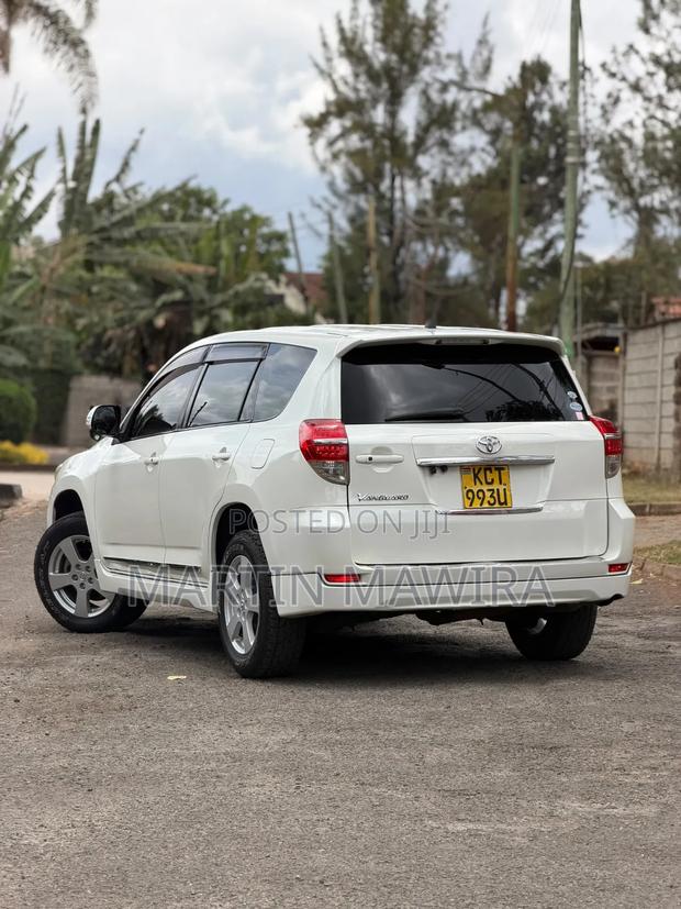 Toyota Vanguard 2012 White