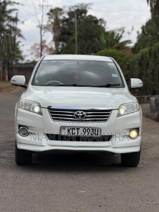 Toyota Vanguard 2012 White
