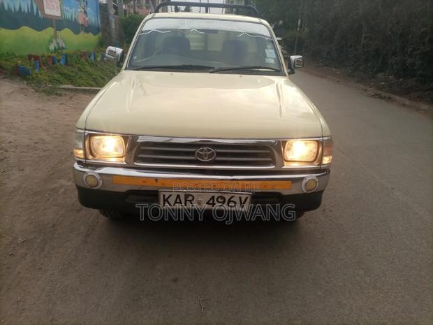 Toyota Hilux 2004 Beige