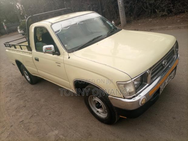 Toyota Hilux 2004 Beige